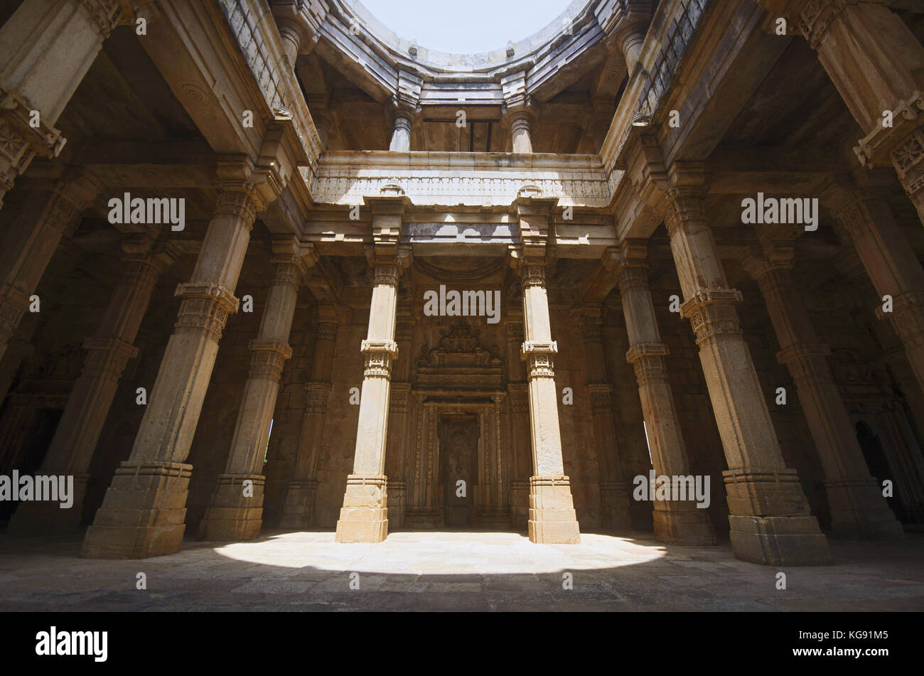 Innenansicht von Kevada Masjid (Moschee), hat Minarette, Globenartige Kuppeln und schmale Treppen. Erbaut in Champaner während der Zeit von Mahmud Begada, UNESCO PR Stockfoto