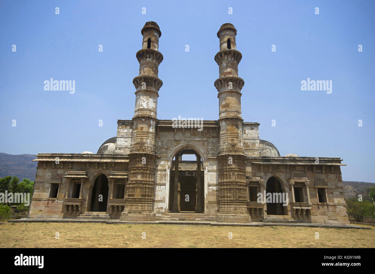 Außenansicht von Kevada Masjid (Moschee), hat Minarette, Globenartige Kuppeln und schmale Treppen. Erbaut in Champaner während der Zeit von Mahmud Begada, UNESCO PR Stockfoto