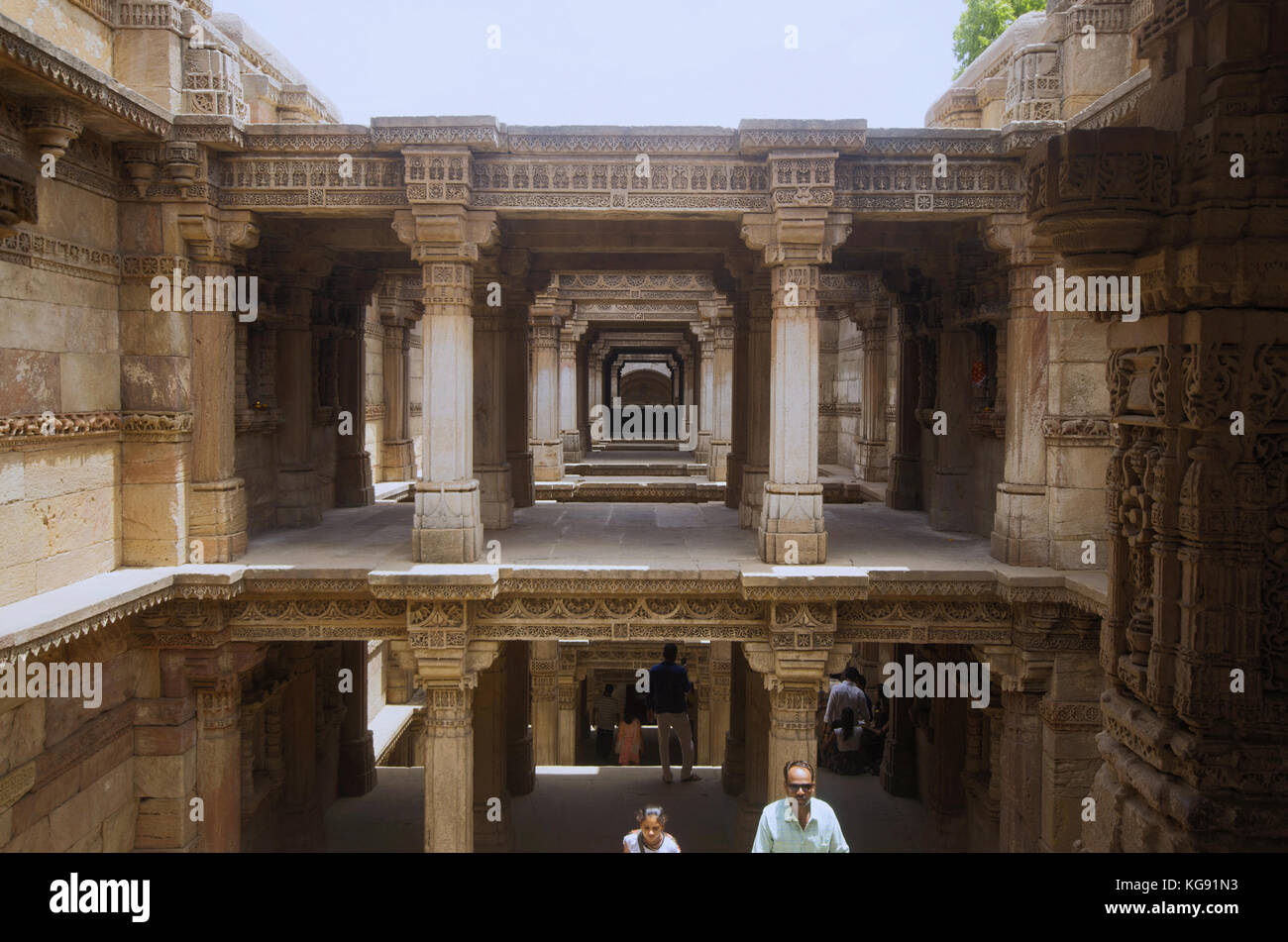 Die innere Sicht der Adalaj Ni Vav (Stepwell) oder Rudabai Stepwell. Im Jahre 1498 fünf Stockwerke tief gebaut. Ahmedabad, Gujarat, Indien. Stockfoto