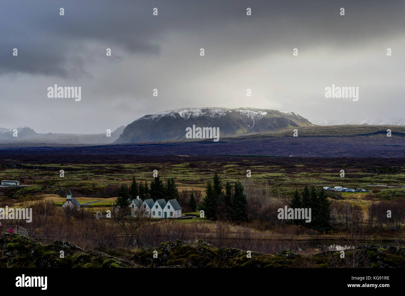 Island Landschaft mit kleinen Häusern und Berg im backgroun Stockfoto
