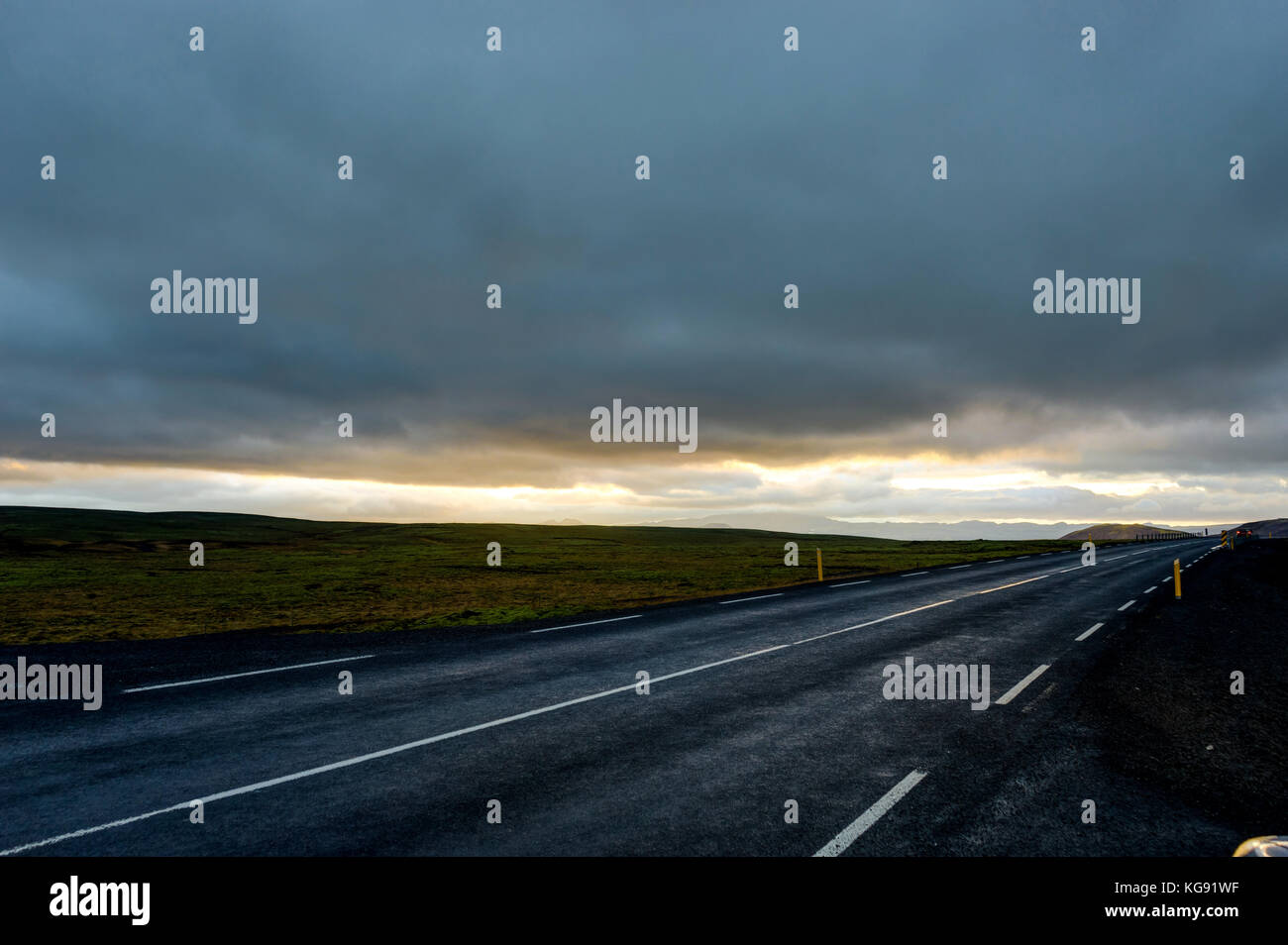 Leere Straße mit isländischen Landschaft bei Sonnenaufgang Goldenen Stunde Stockfoto