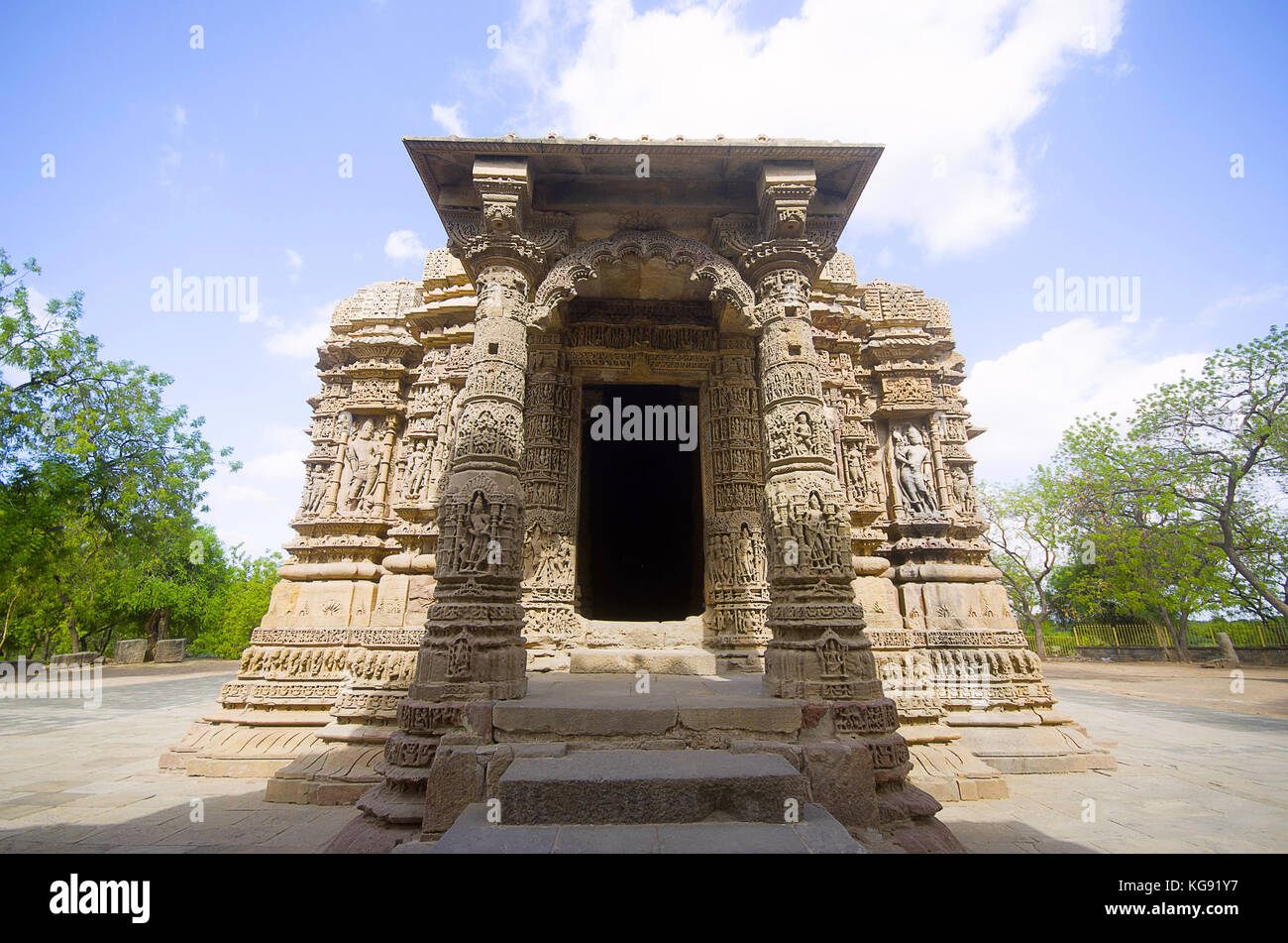 Äußere Ansicht der Sonne Tempel am Ufer des Flusses pushpavati. In 1026 gebaut - 27 ad während der Regierungszeit von bhima i Der modhera chaulukya Dynastie. Stockfoto