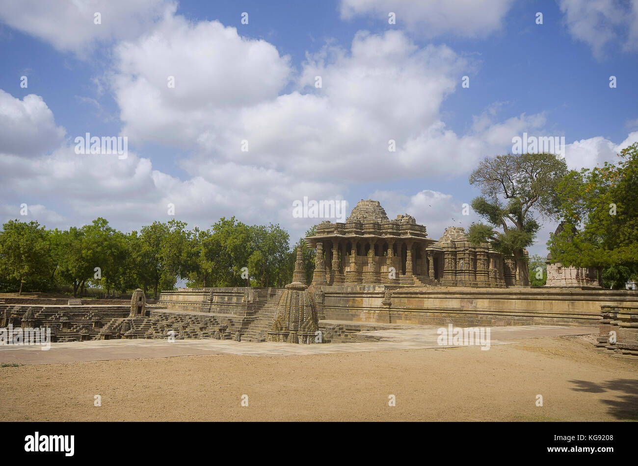 Äußere Ansicht der Sonne Tempel am Ufer des Flusses pushpavati. In 1026 gebaut - 27 ad während der Regierungszeit von bhima i Der modhera chaulukya Dynastie. Stockfoto