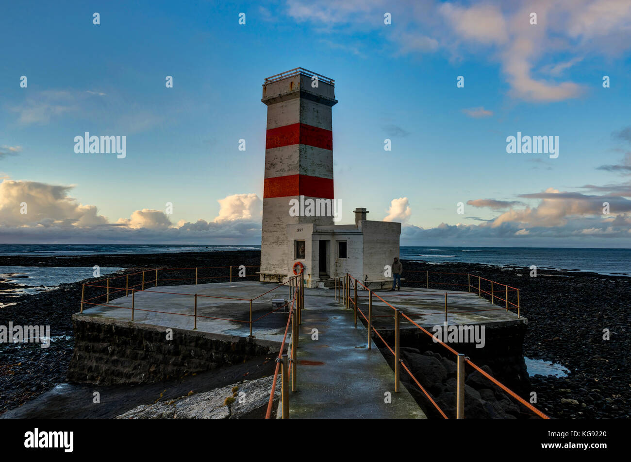 Der alte Leuchtturm von gardur an der südwestlichen Küste von Island Stockfoto
