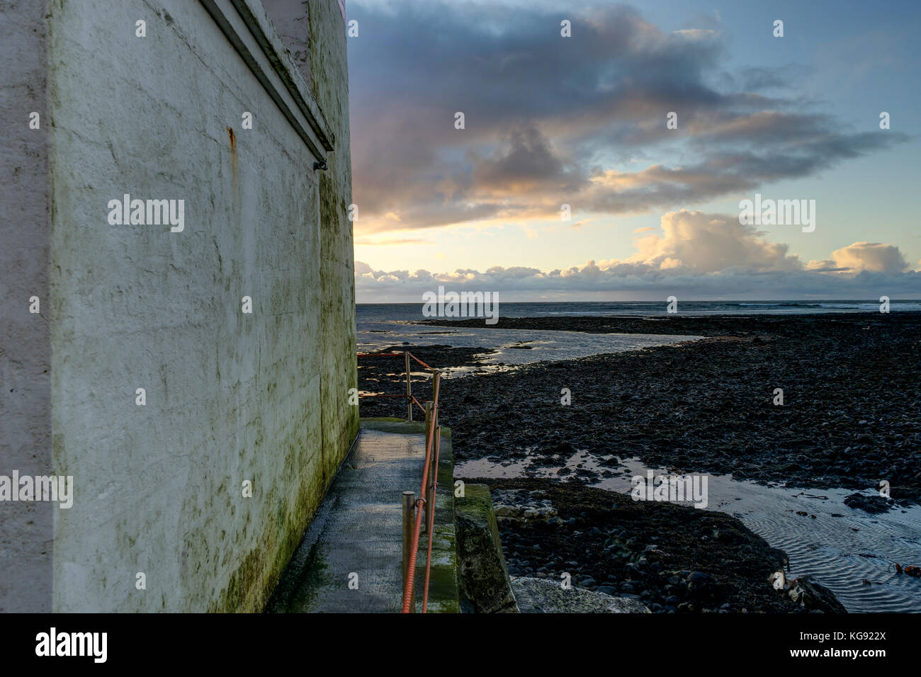 Der alte Leuchtturm von gardur an der südwestlichen Küste von Island Stockfoto