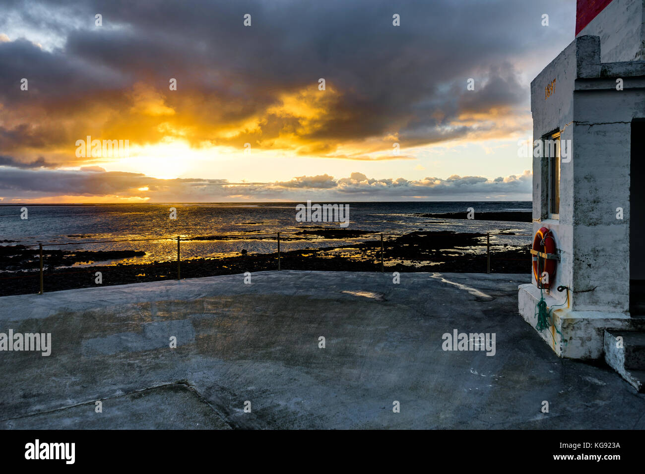 Der alte Leuchtturm von gardur an der südwestlichen Küste von Island Stockfoto