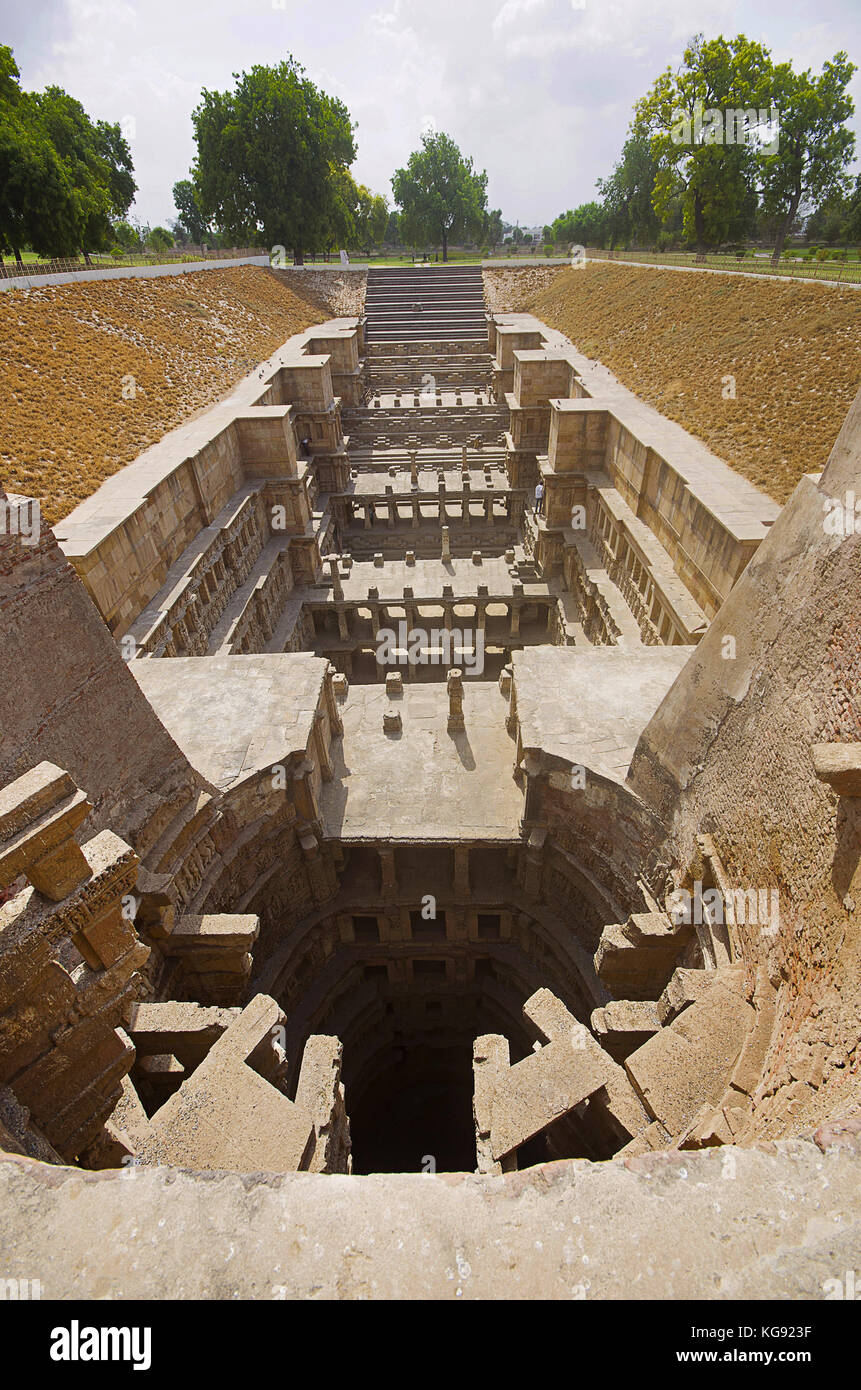 Äußere Ansicht der Sonne Tempel am Ufer des Flusses pushpavati. In 1026 gebaut - 27 ad während der Regierungszeit von bhima i Der modhera chaulukya Dynastie. Stockfoto