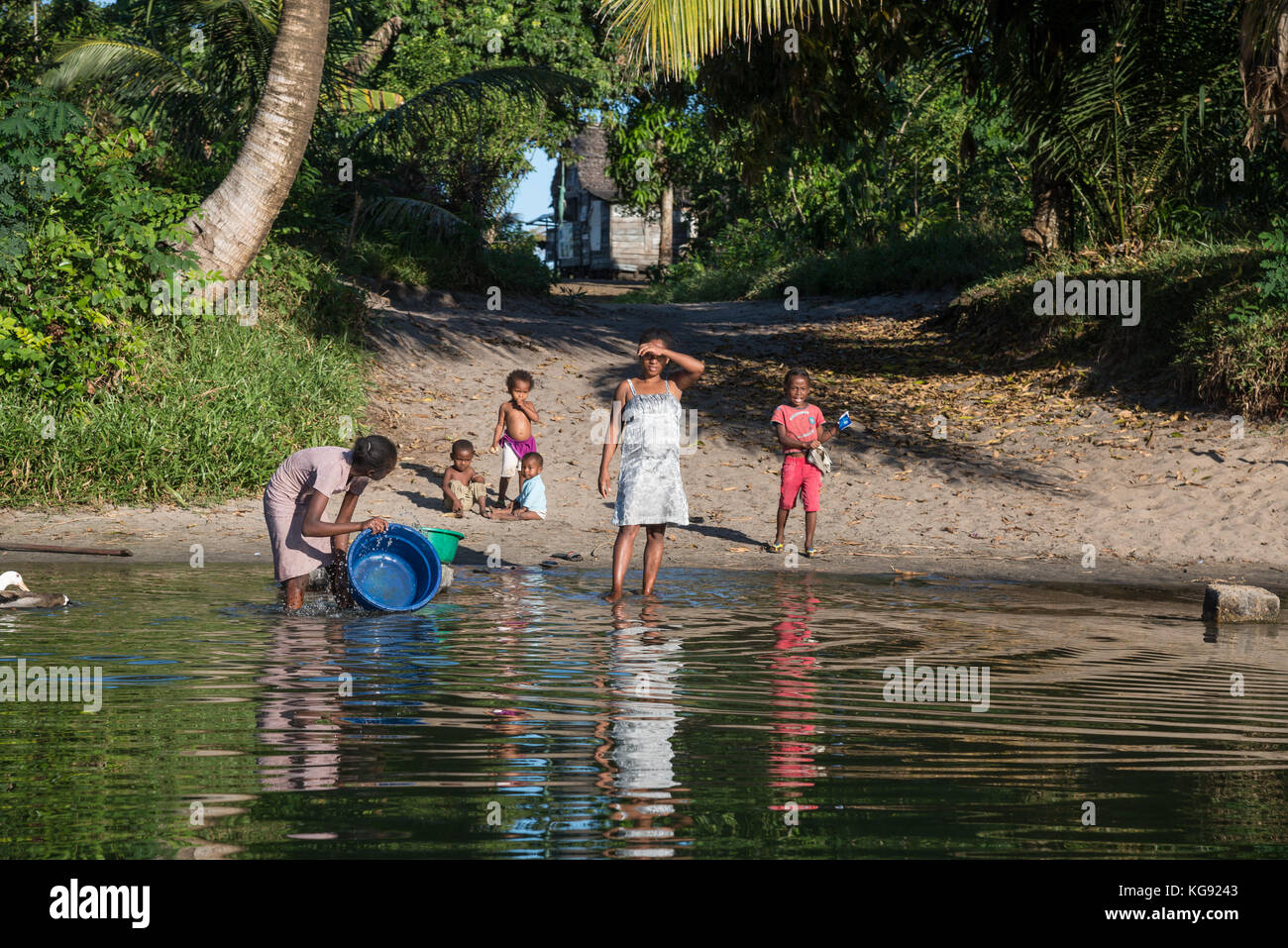 Madagassische Frauen und Kinder waschen und durch einen Fluss sauber. Madagaskar, Afrika. Stockfoto