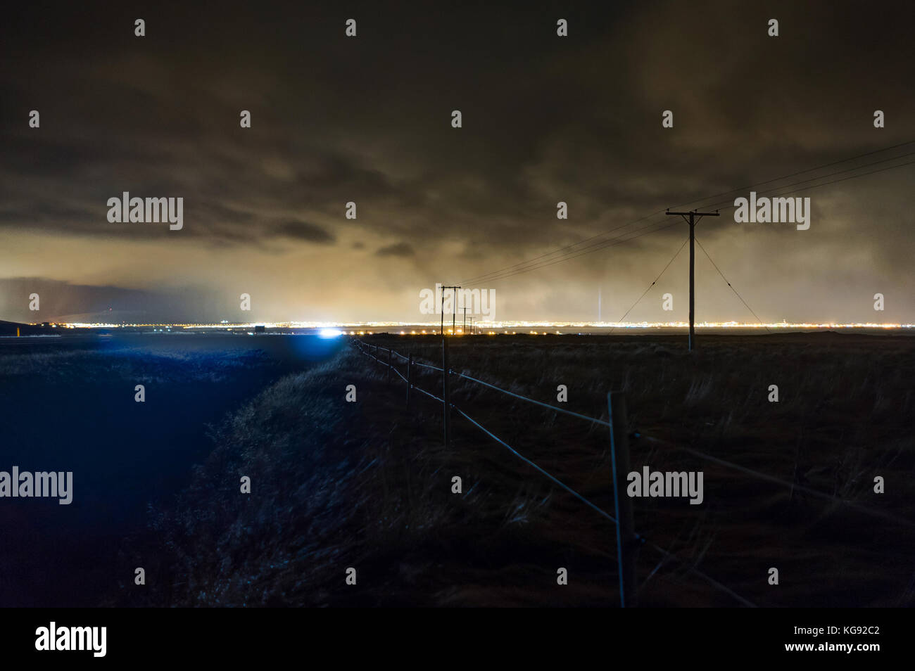 Nacht Blick in Richtung Reykjavik Himmel bewölkt Stockfoto