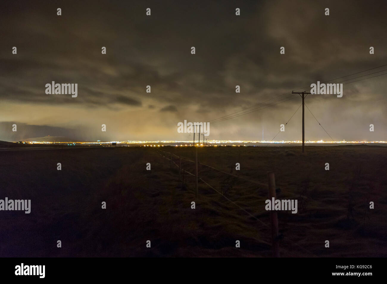 Nacht Blick in Richtung Reykjavik Himmel bewölkt Stockfoto