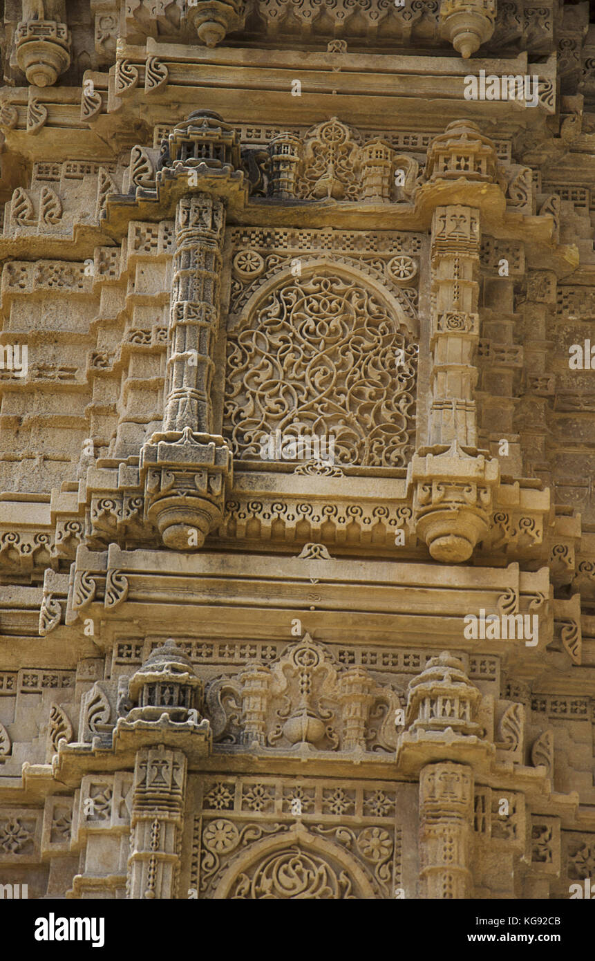 Details einer geschnitzten Säule der Außenwand von Kevada Masjid (Moschee), hat Minarette, Globus wie Kuppeln und enge Treppen, während der Zeit von Mahmud gebaut Stockfoto