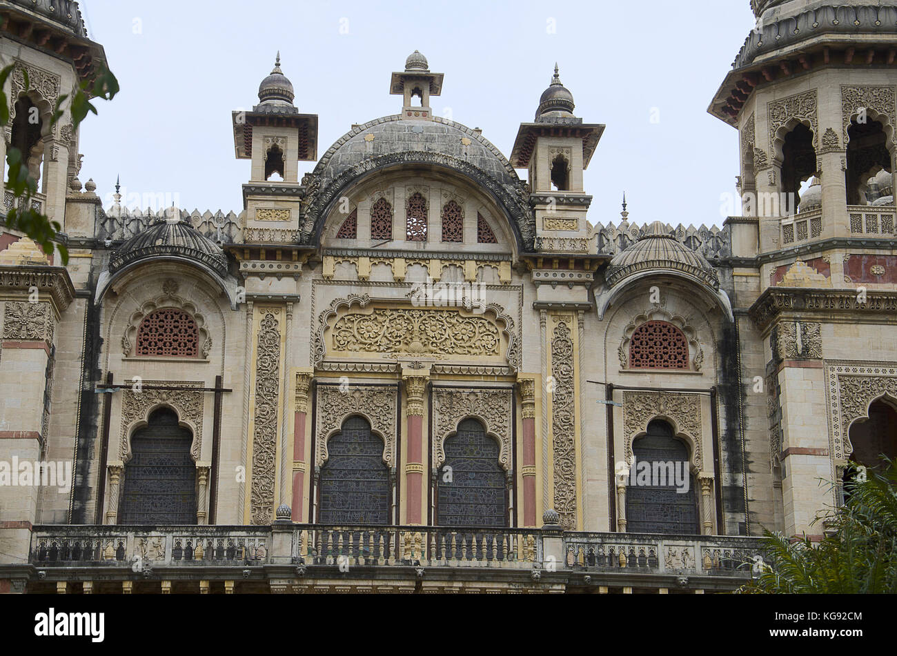 Teilansicht der Lakshmi Niwas, wurde von Maharaja sayajirao gaekwad 3 im Jahre 1890 erbaut, Vadodara (baroda), Gujarat, Indien. Stockfoto