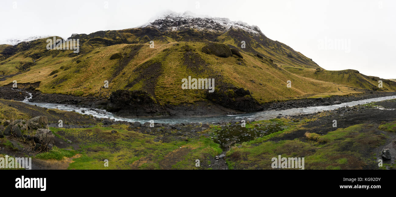 Island Blick in die Natur mit Wiesen und Wasser Stockfoto