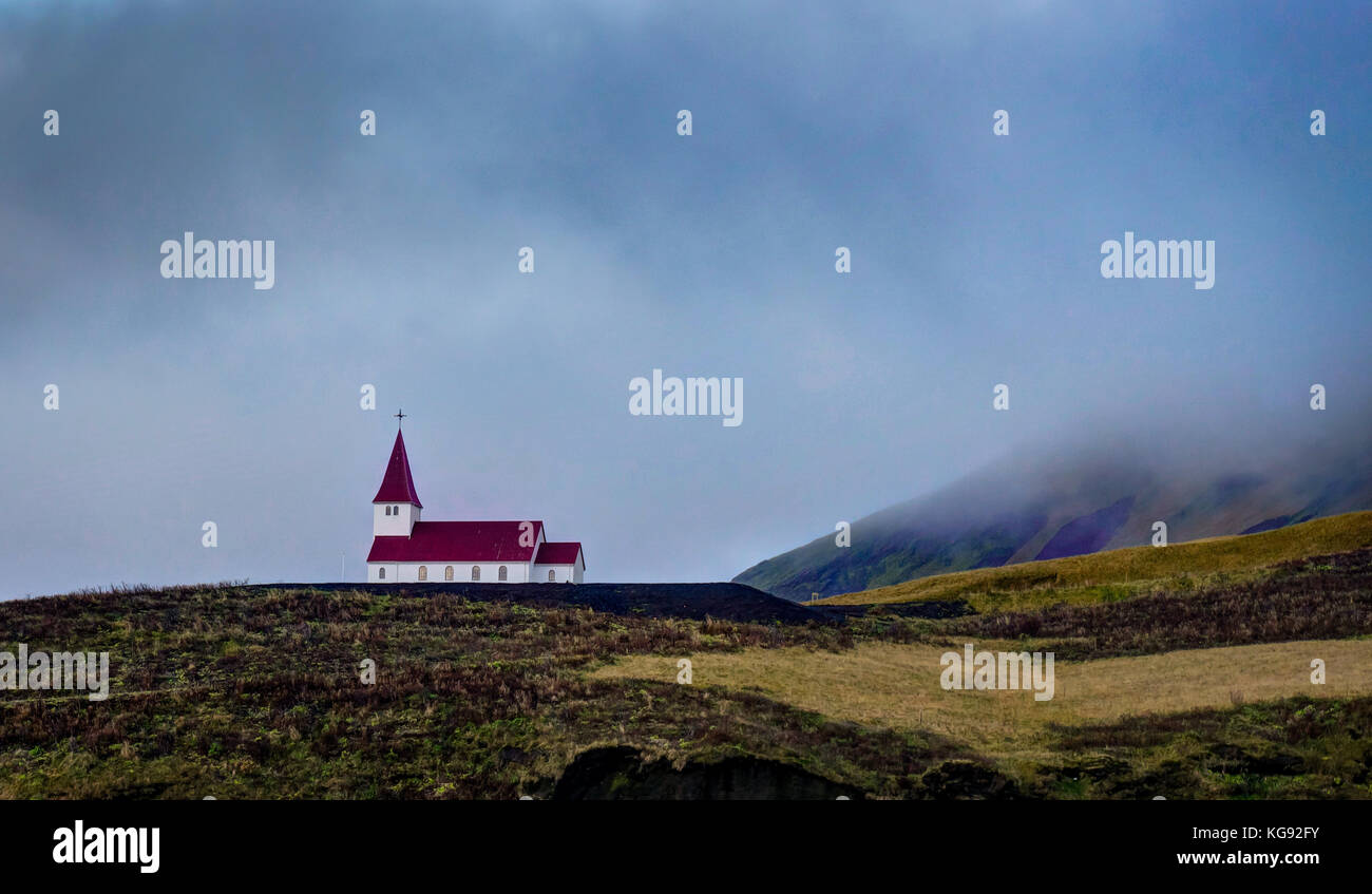 Kirche Island mit roten Dach in der Natur an. Stockfoto