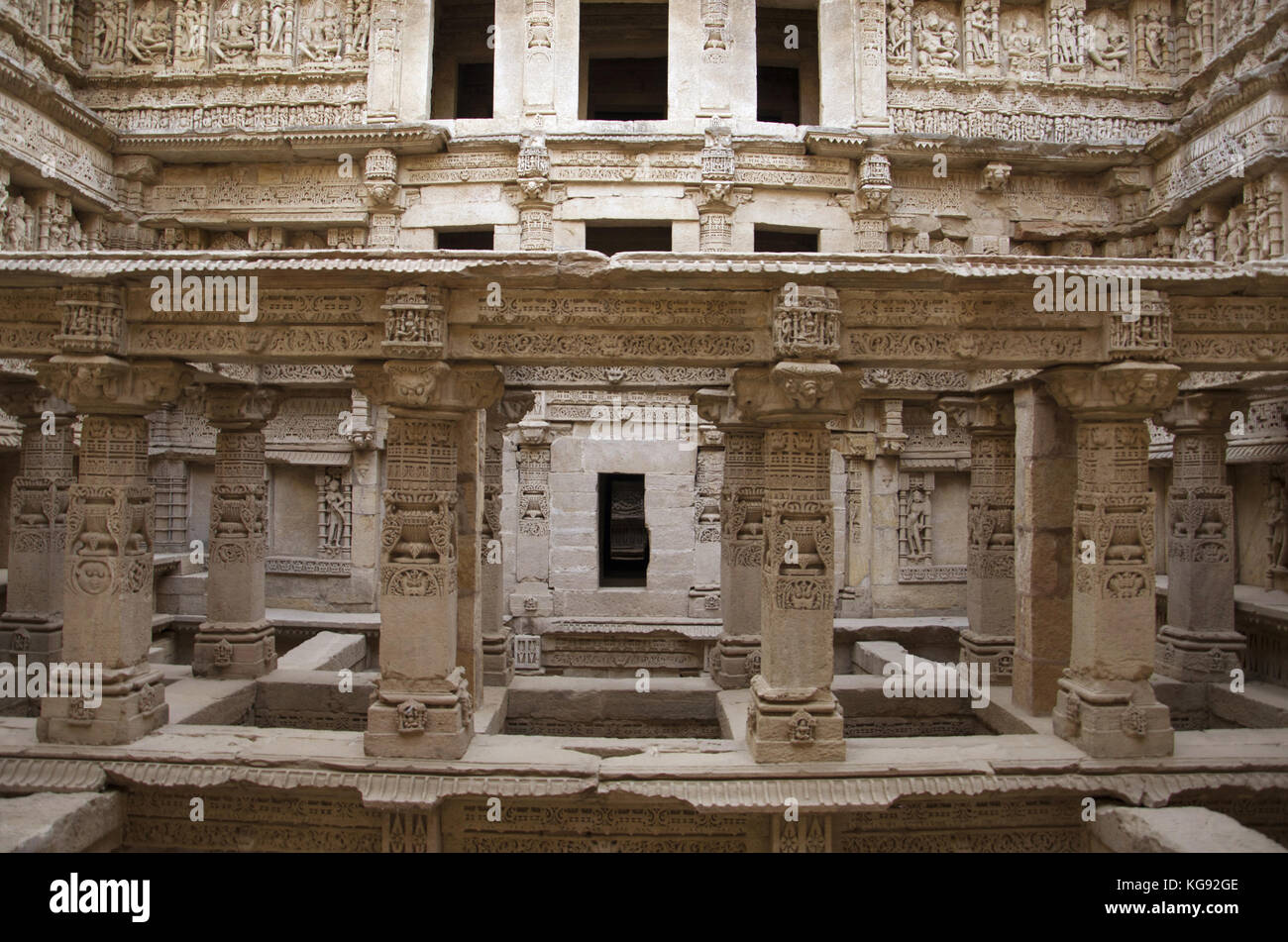 Innere Blick auf Rani ki Vav, ein aufwendig konstruierte stepwell am Ufer des Flusses Saraswati. Patan, Gujarat, Indien. Stockfoto Innere Blick auf Rani ki Vav, ein aufwendig konstruierte stepwell am Ufer des Flusses Saraswati. Patan, Gujarat, Indien. Stockfoto