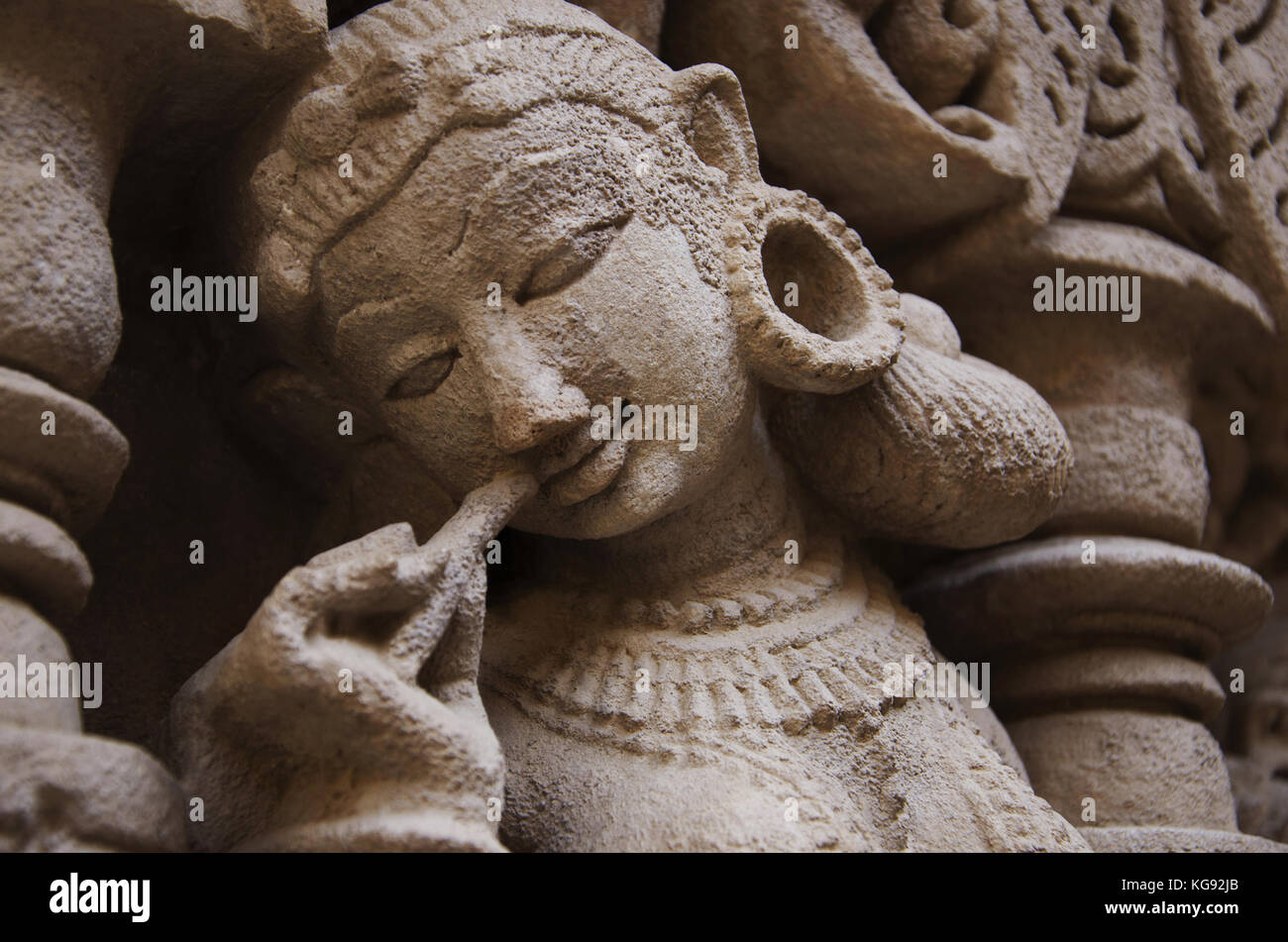 Geschnitzte götzen an der inneren Gehäusewand Rani ki Vav, ein aufwendig konstruierte stepwell am Ufer des Flusses Saraswati. Patan, Gujarat, Indien. Stockfoto