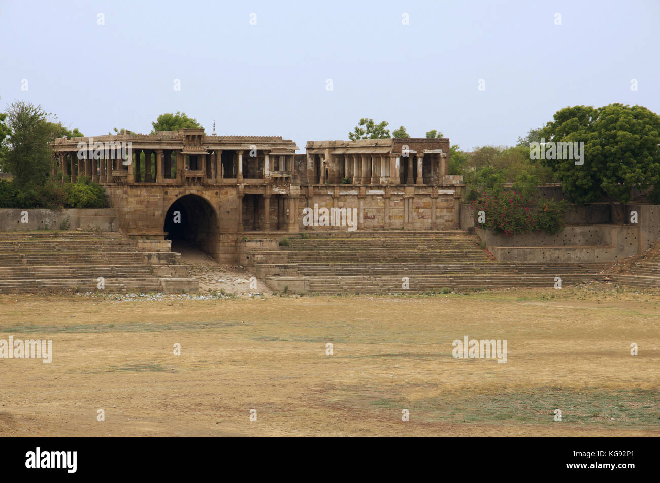 Teilweise mit Blick auf die sarkhej Roza, Moschee und dem Grab komplex. makarba, Ahmedabad, Gujarat, Indien. Stockfoto