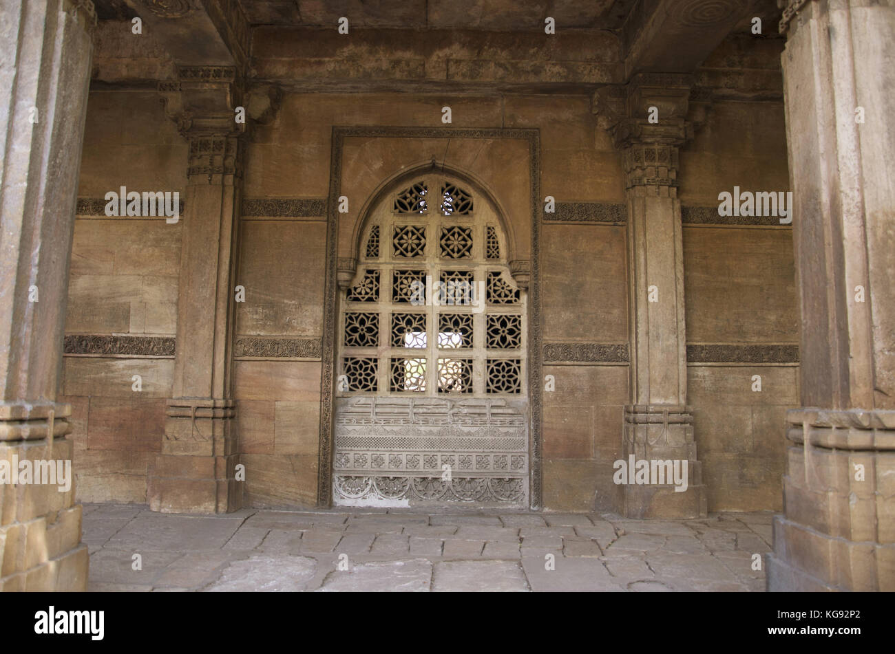 Teilweise mit Blick auf die sarkhej Roza, Moschee und dem Grab komplex. makarba, Ahmedabad, Gujarat, Indien. Stockfoto