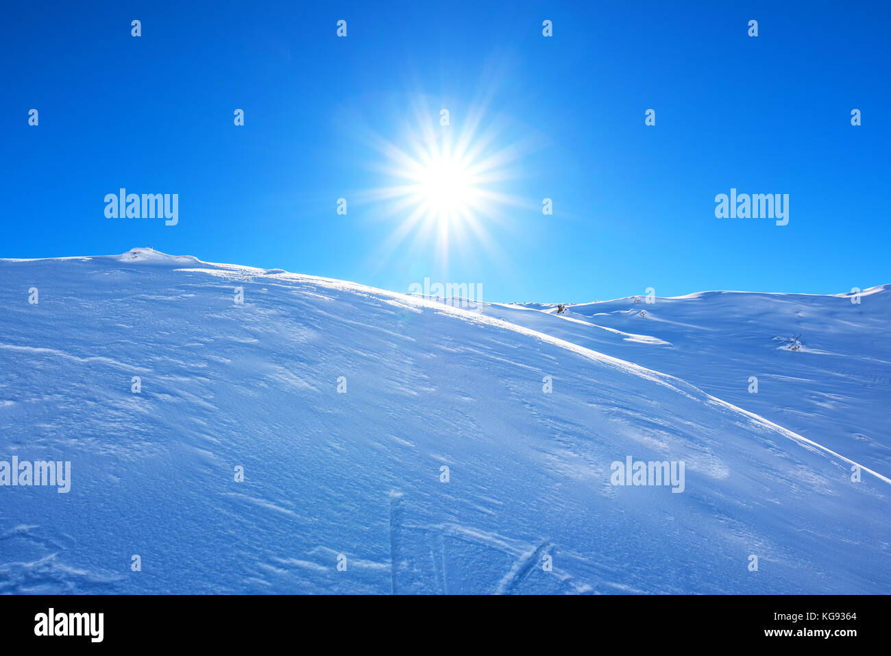 Sonne über Mountain Snow Cap leuchtend helle Stockfoto