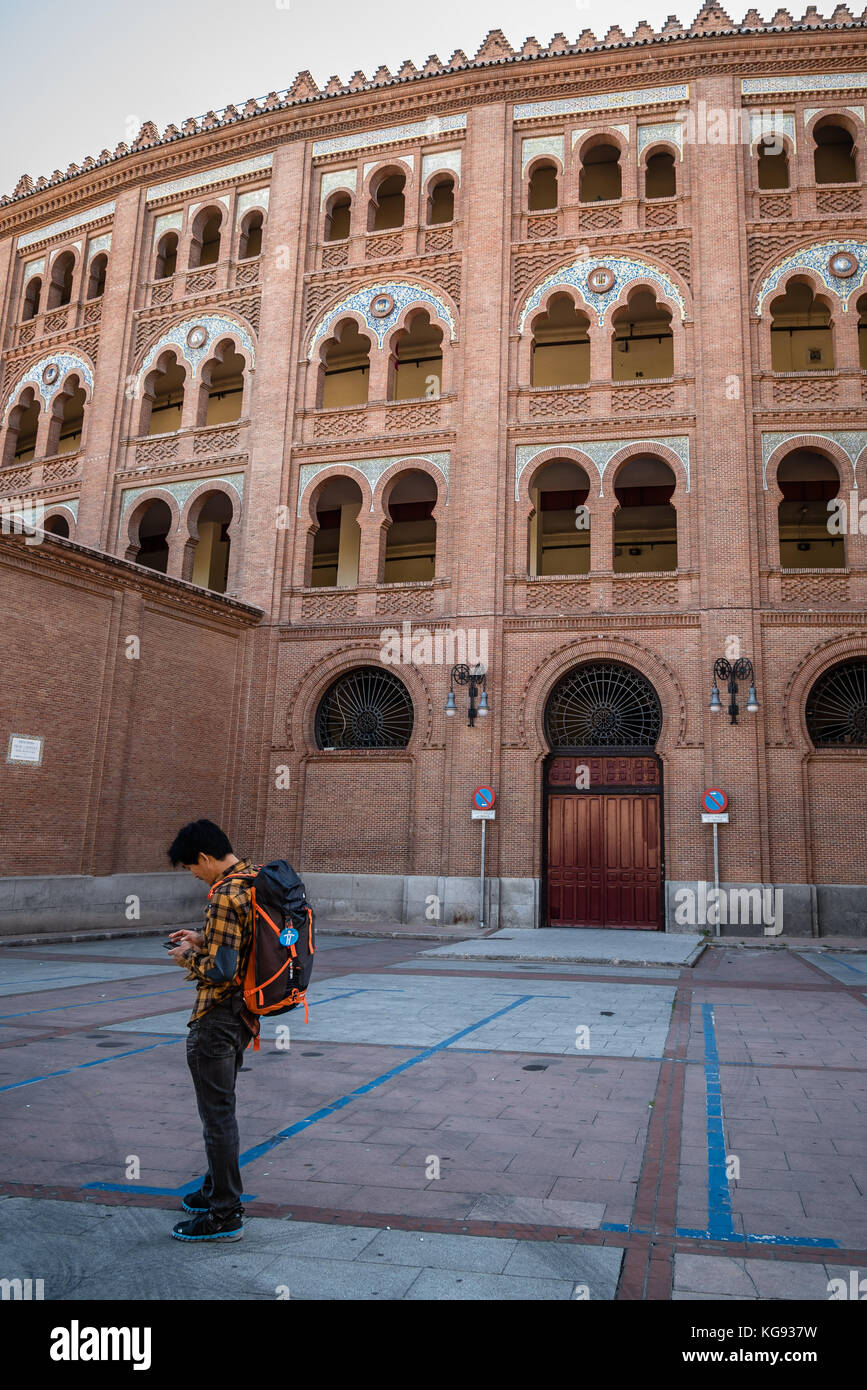 Nicht identifizierte asiatische Tourist in der freien Natur der Stierkampfarena von La Stockfoto