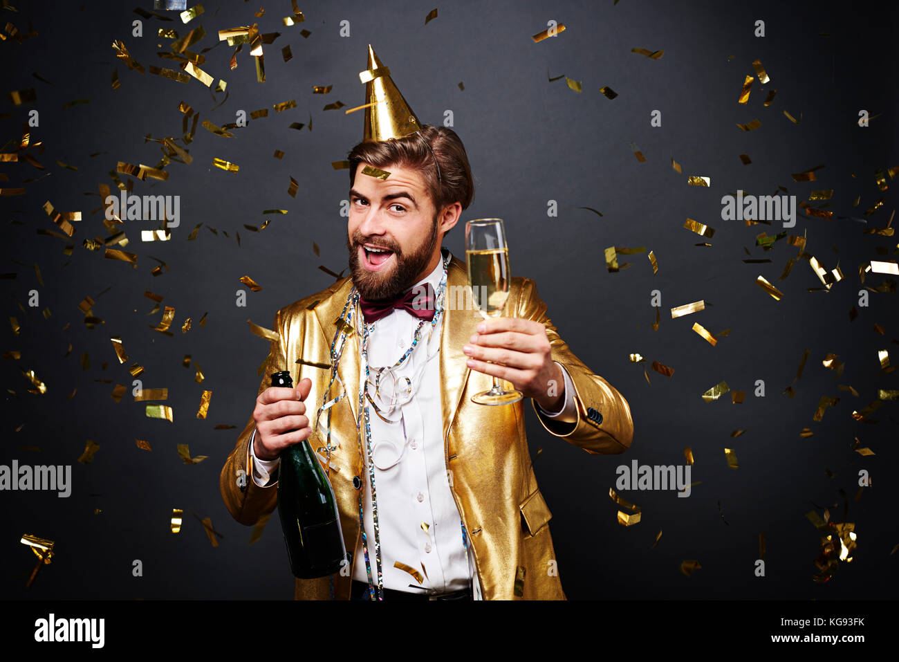 Freudiger Mensch trinkt ein Glas Champagner Stockfoto