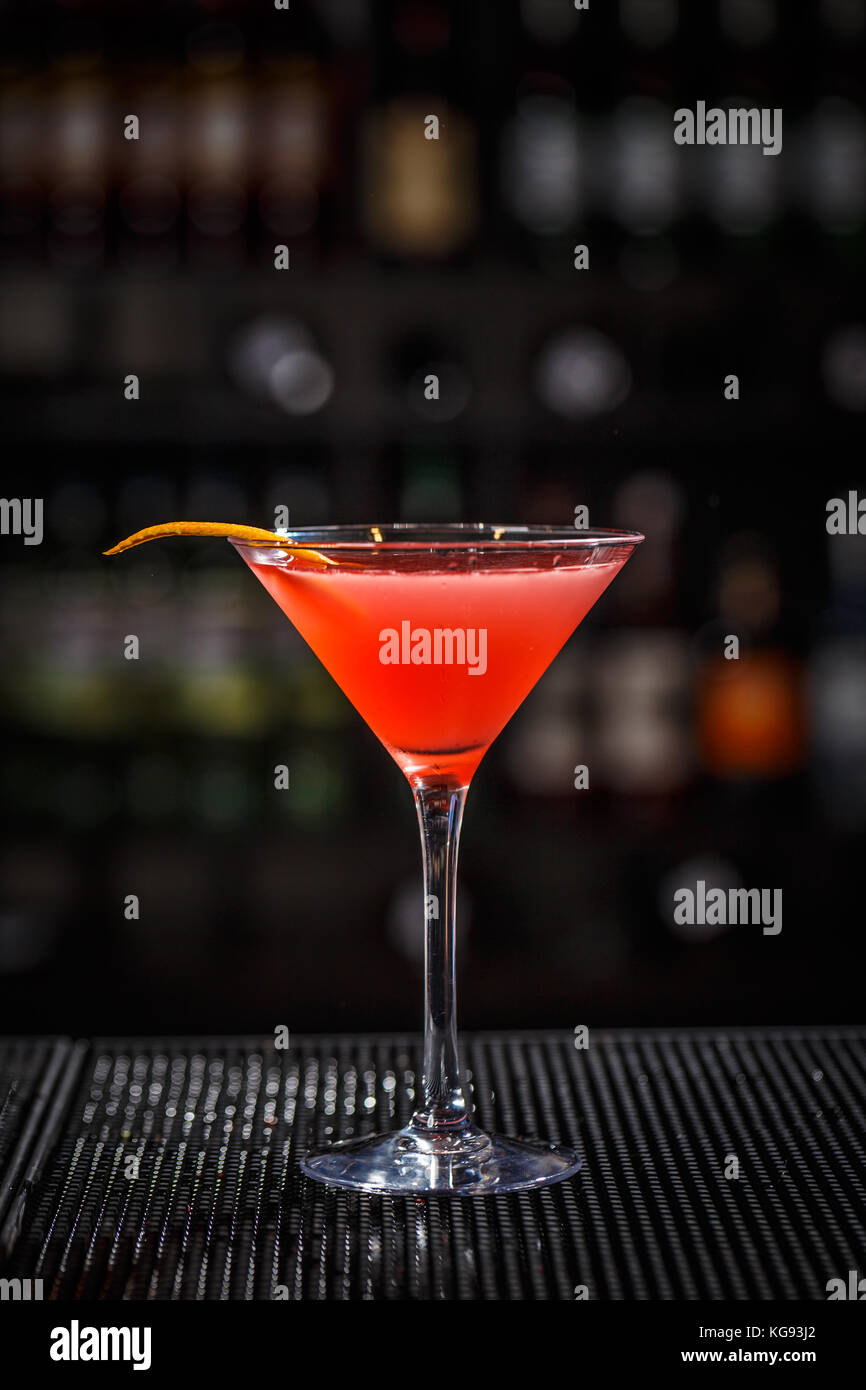 Nahaufnahme Glas cosmopolitan Cocktail mit Orangenschale in der Bar Hintergrund eingerichtet Stockfoto