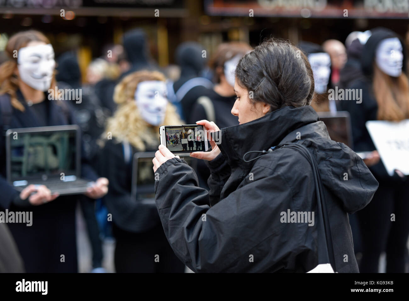 Cube der Wahrheit Animal Rights Protests durch Anonyme veranstaltet für die Stimmlosen fand gegen angebliche Grausamkeit in Fleisch Landwirtschaft und Prozesse Stockfoto