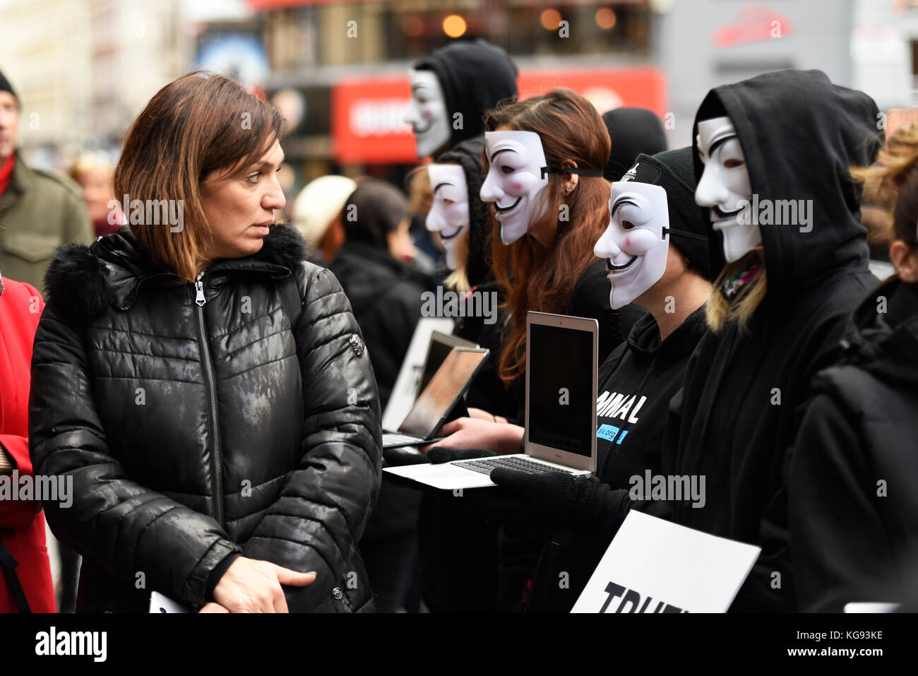 Cube der Wahrheit Animal Rights Protests durch Anonyme veranstaltet für die Stimmlosen fand gegen angebliche Grausamkeit in Fleisch Landwirtschaft und Prozesse Stockfoto