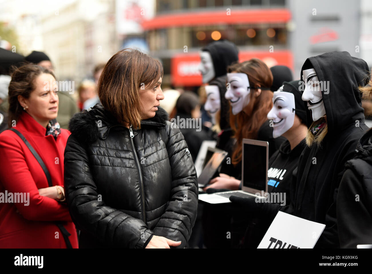 Cube der Wahrheit Animal Rights Protests durch Anonyme veranstaltet für die Stimmlosen fand gegen angebliche Grausamkeit in Fleisch Landwirtschaft und Prozesse Stockfoto