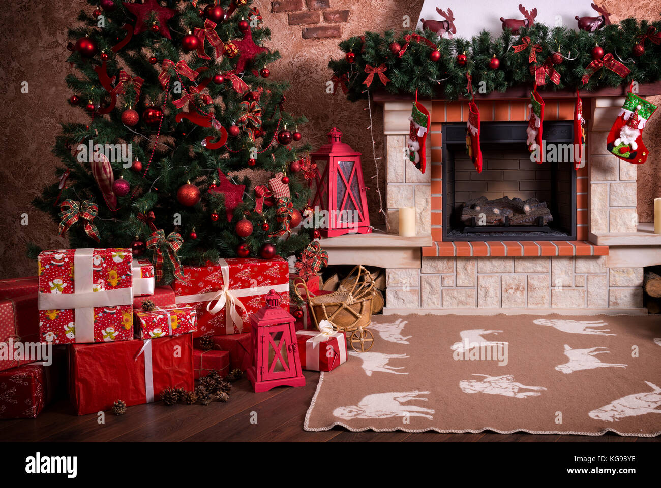 Viele Kartons mit Weihnachten Geschenke unter dem Weihnachtsbaum in der Nähe der Feuerstelle. Stockfoto