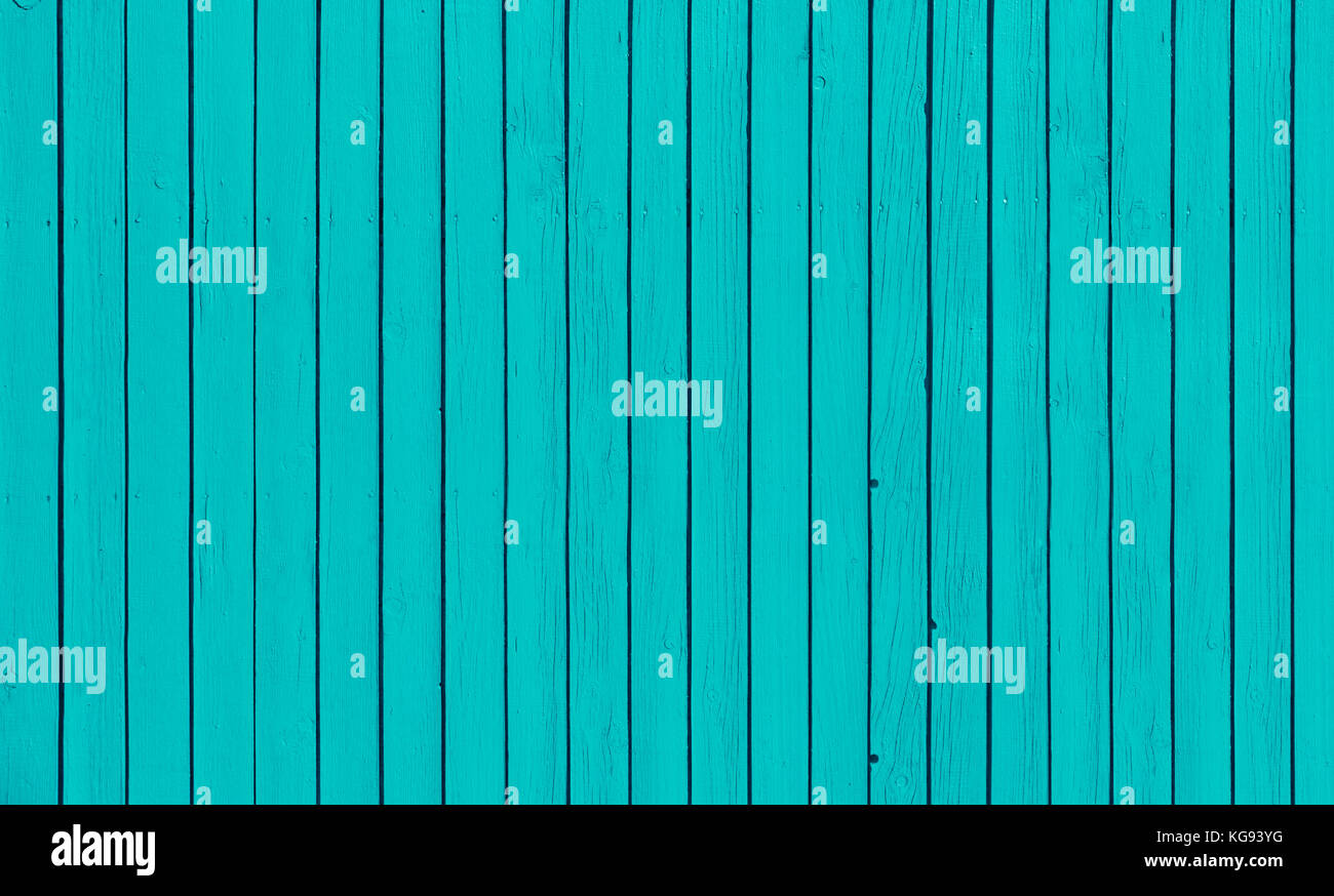 Holzstäbchen Zaun mit parallelen Brettern mit blauer Farbe. Stockfoto
