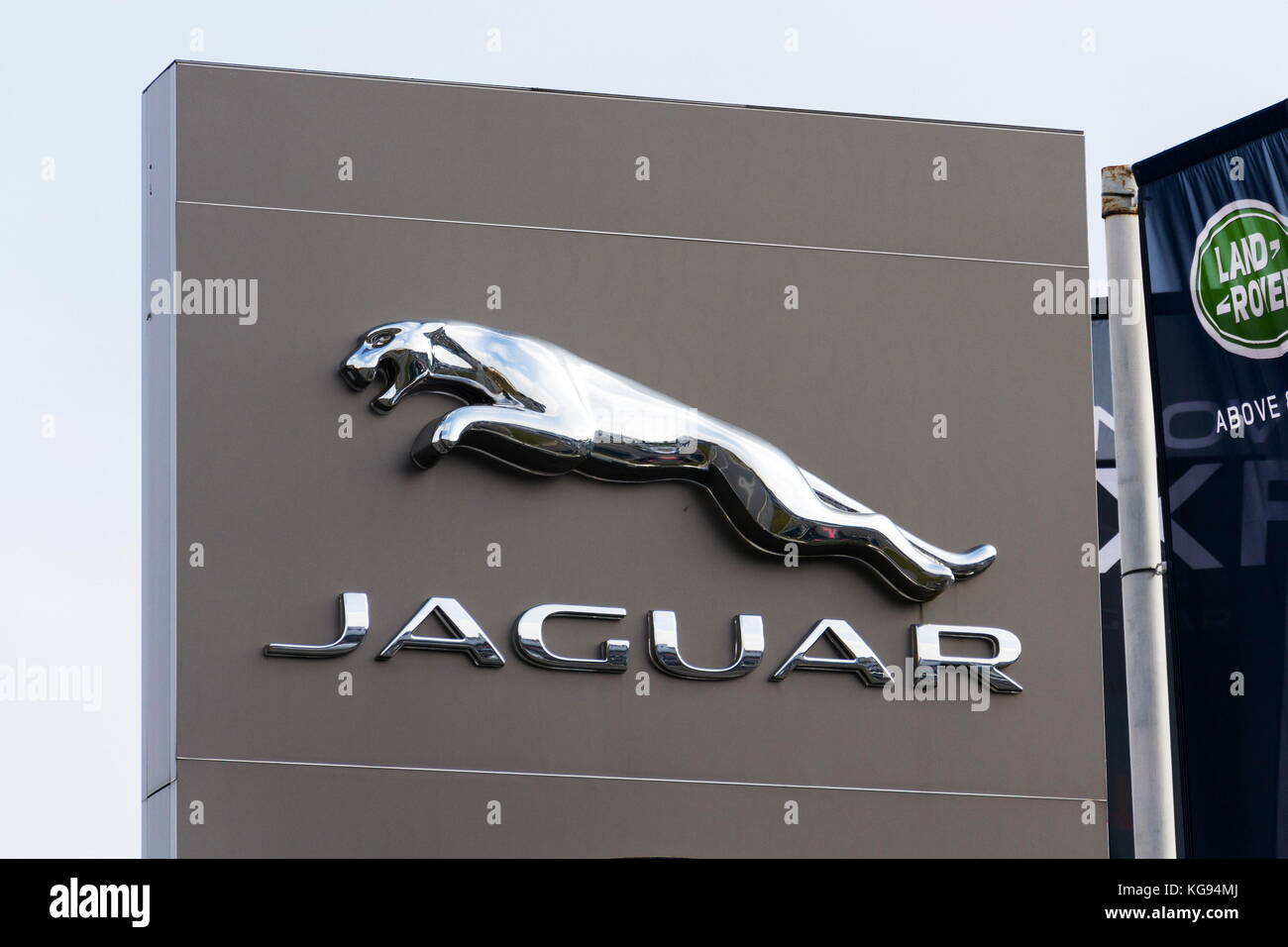 Prag, tschechische Republik - 5. November: jaguar auto Hersteller Firma Logo vor der Händlerniederlassung Gebäude am 5. November 2017 in Prag. Black lt Stockfoto