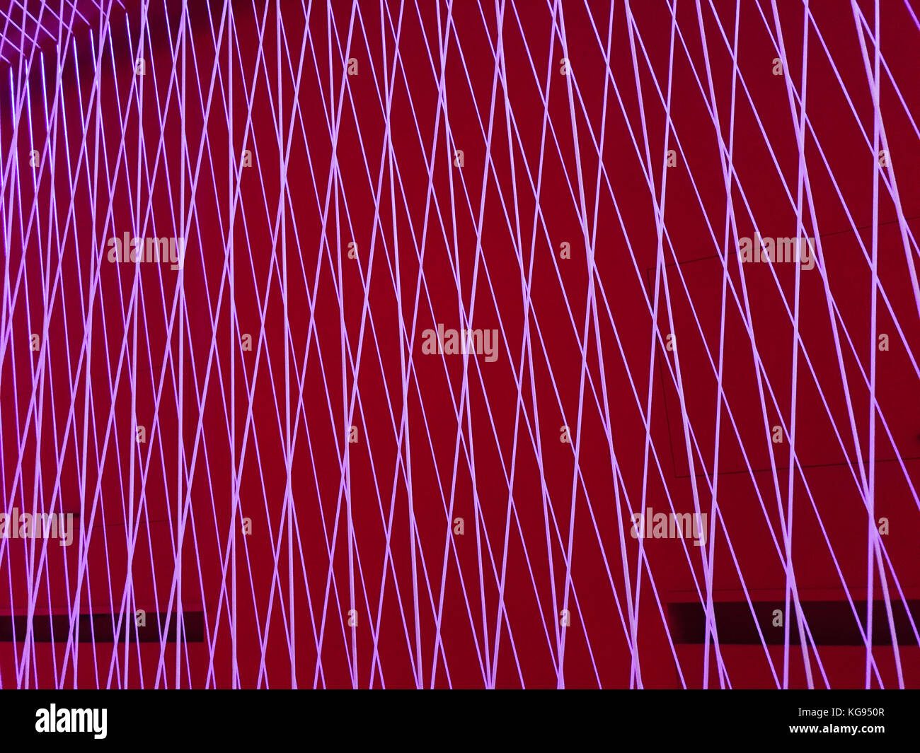 Gestreifte abstrakt Hintergrund mit dünnen violette Laser Linien Stockfoto