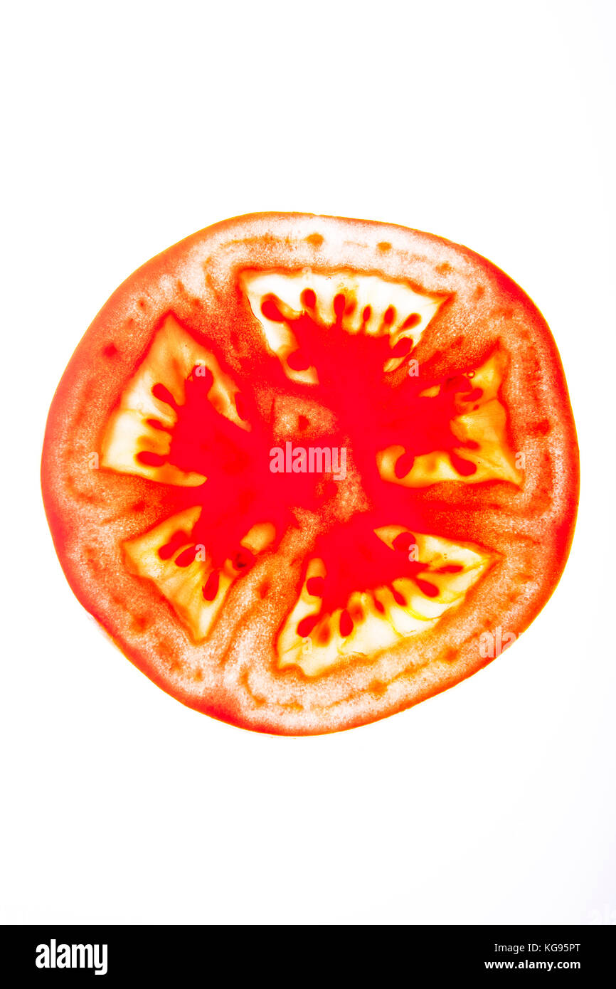 Ein Stück Tomate in leuchtend weißen Hintergrund geschnitten transparent Stockfoto