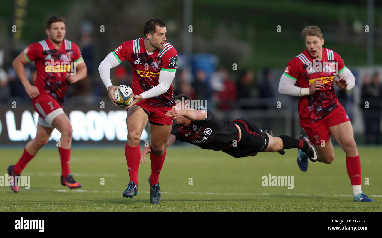 Die Harlekine Tim Visser wird von Saracens Matt Gallagher während des Anglo Welsh Cup-Spiels im Allianz Park, London, angegangen. Stockfoto