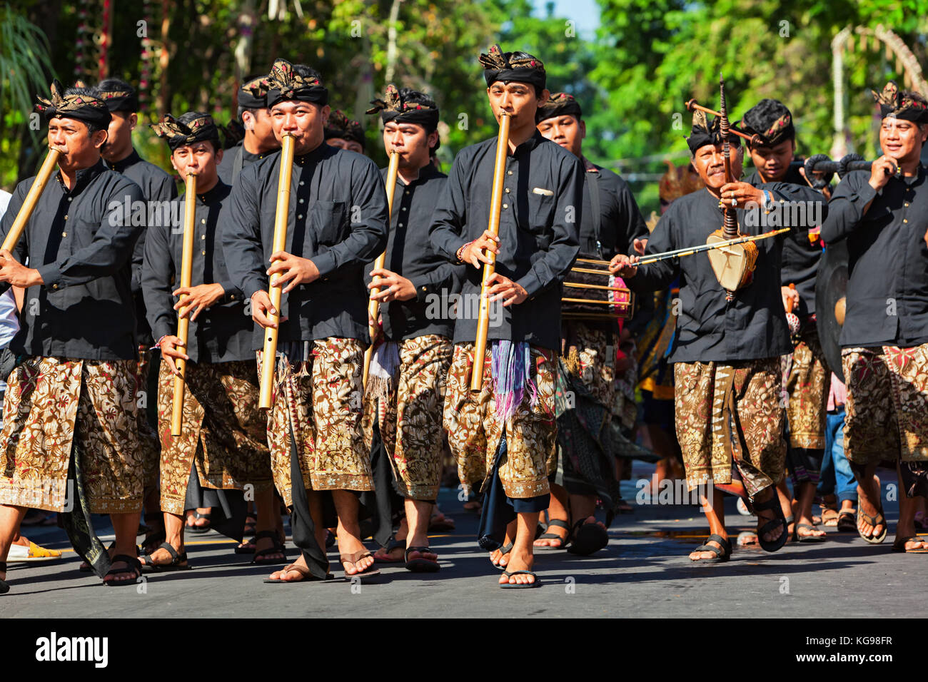 Denpasar, Bali, Indonesien - 10. Juni 2017: Gruppe der Balinesen in traditionellen Kostümen. Musiker Männer spielen Musik auf Bambus Flöte Stockfoto