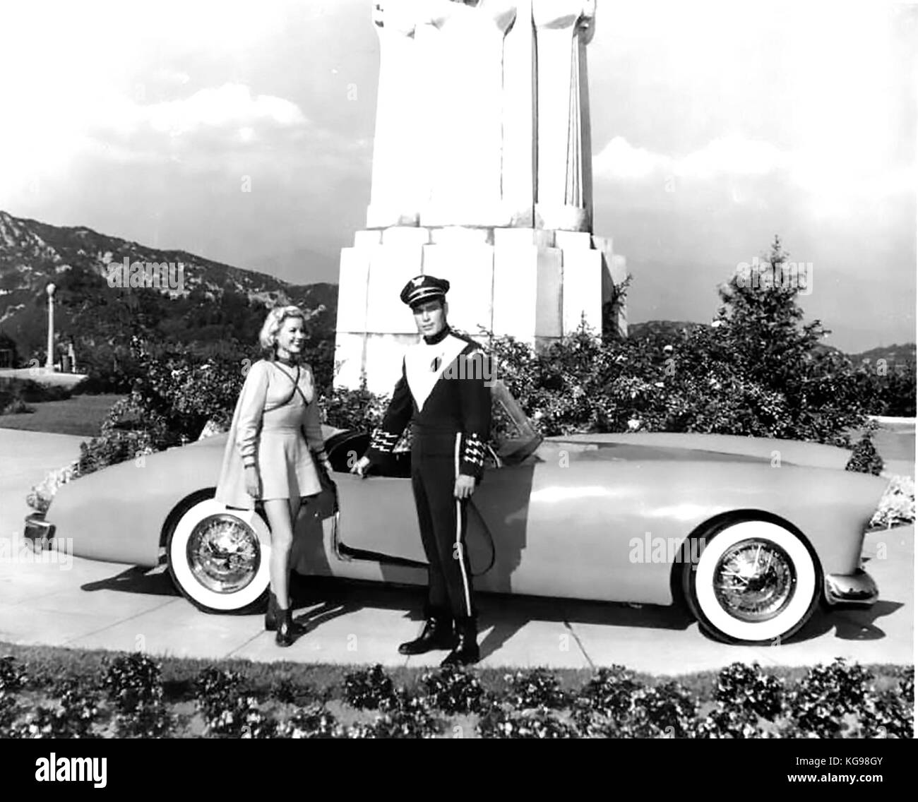 Rocky JONES, SPACE RANGER Roland Reed TV Productions Serie 1954 mit Sally Mansfield und Richard Crane und ihrem Grantham Stardust Auto am Griffith Observatory in Los Angeles Stockfoto