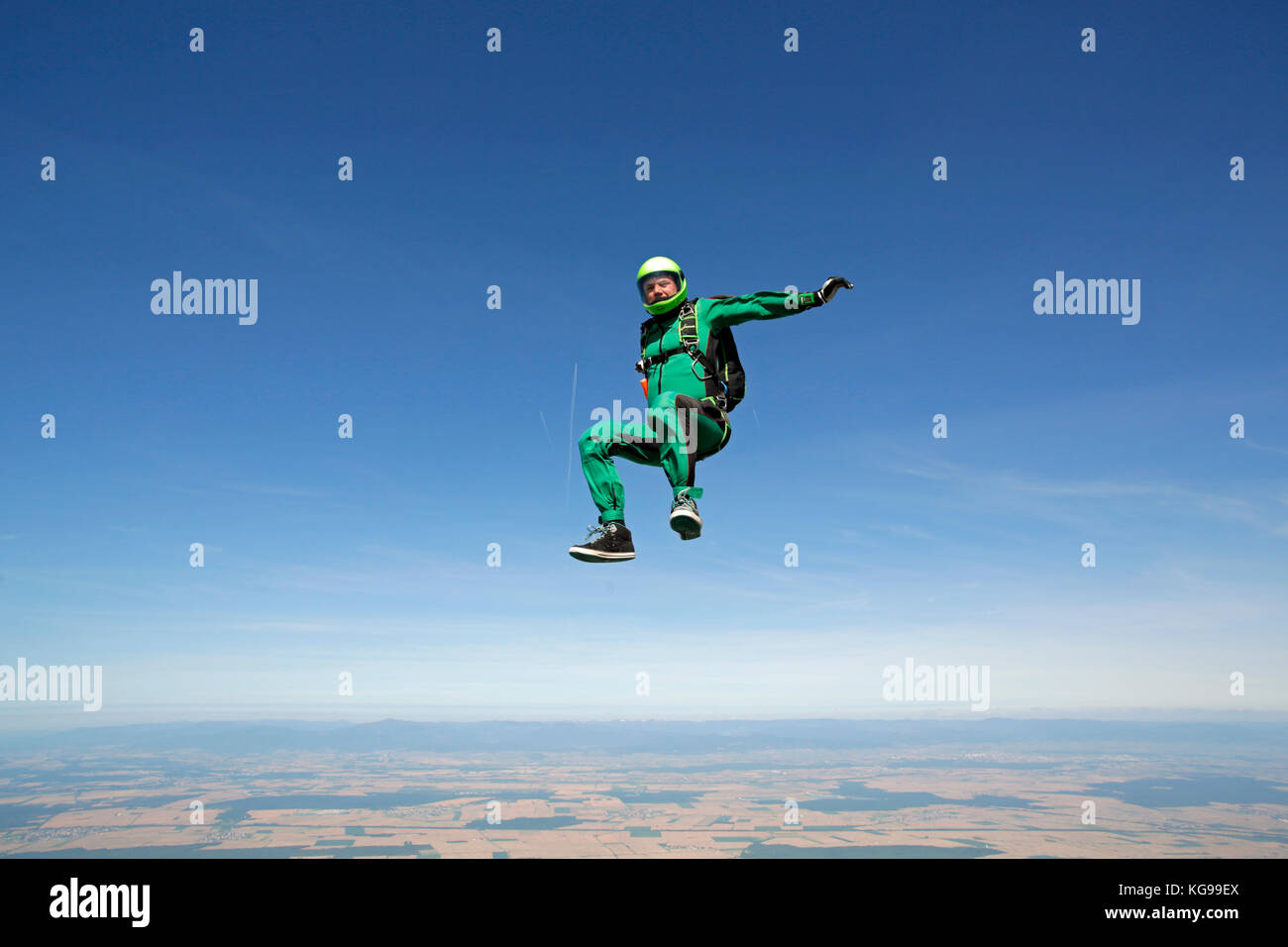 Dieses Skydiver ist die Ausbildung der sitfly Position hoch in den Himmel. Dabei ist er sich mit hoher Geschwindigkeit nach unten. Bald muss er seinen Fallschirm geöffnet. Stockfoto