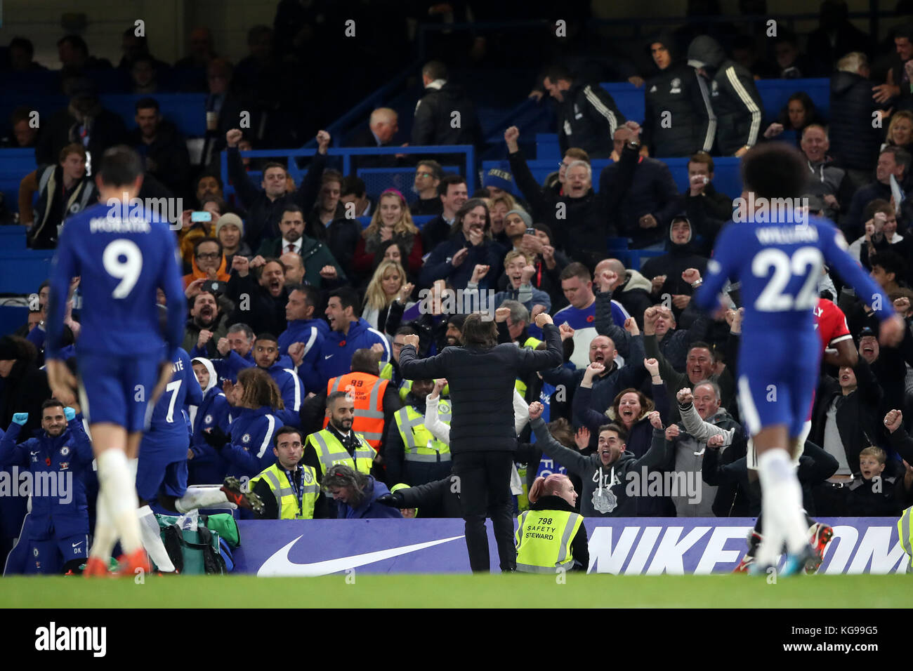 Chelsea-Manager Antonio Conte feiert vor Fans während des Premier League-Spiels in Stamford Bridge, London. Stockfoto