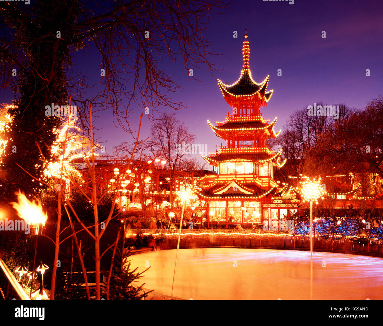 Weihnachtsschmuck und chinesische Pagode im Tivoli, Kopenhagen, Dänemark Stockfoto