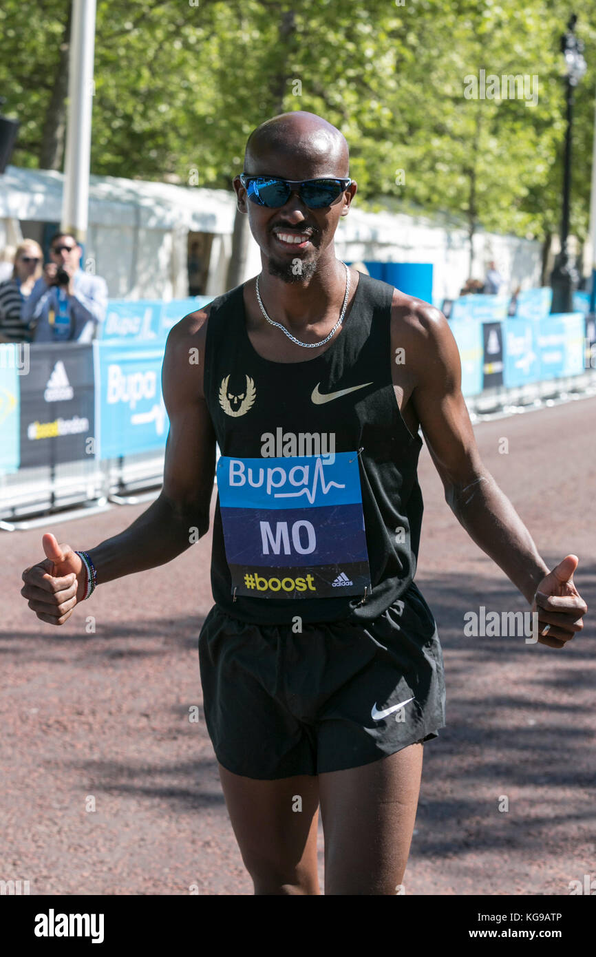 Britischer Langstreckenläufer Mo Farah gewinnt die bupa London 10.000 m-Rennen für das 5. Mal in Folge (29:13). Stockfoto
