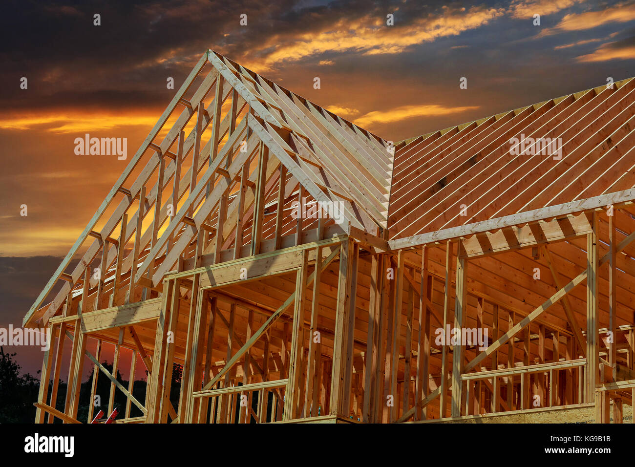 hölzerne Dachkonstruktion, symbolische Foto für Heim, Hausbau und Haus Finanzierung Stockfoto