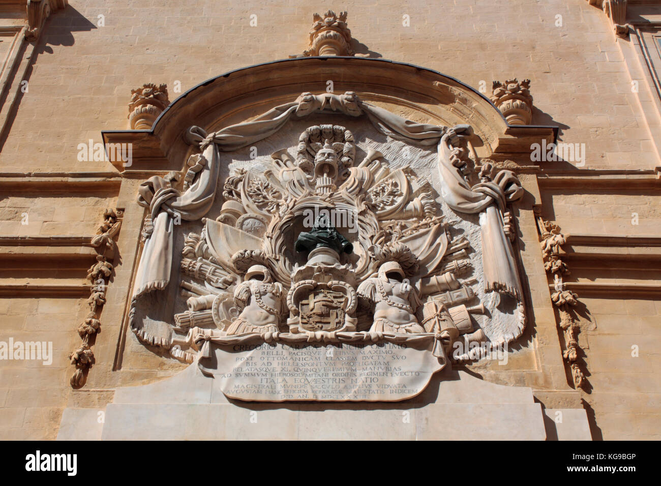 Herzstück mit Trophäe von Waffen und Büste von Grand Master Gregorio Carafa aus der Fassade der Auberge d'Italie in der Merchants Street, Valletta, Malta Stockfoto