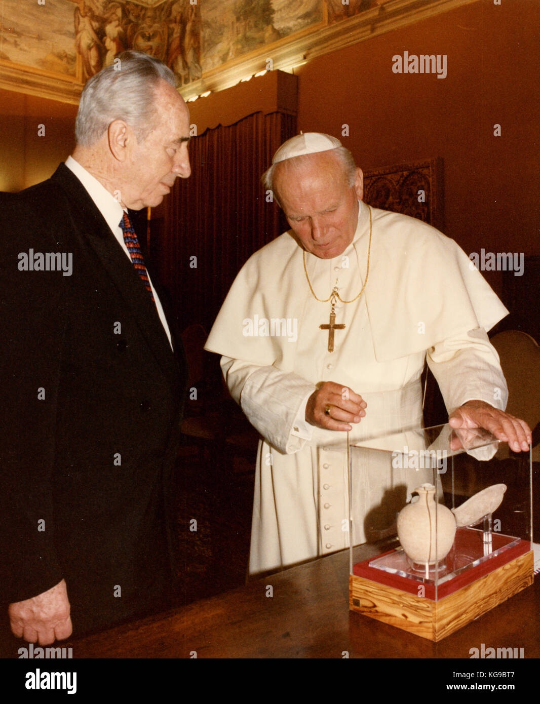 Papst Johannes Paul I. und der israelische Präsident Schimon Peres, 1992 Stockfoto