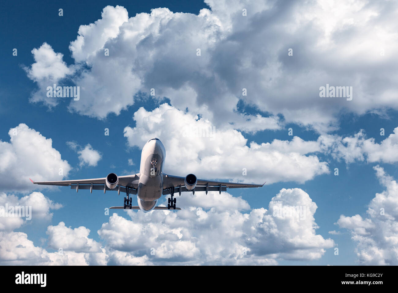 Flugzeug. Landschaft mit weissen Passagier das Flugzeug fliegen in den blauen Himmel mit Wolken am sonnigen Tag. Reisen Hintergrund. Passagierflugzeug bei Sonnenaufgang Stockfoto