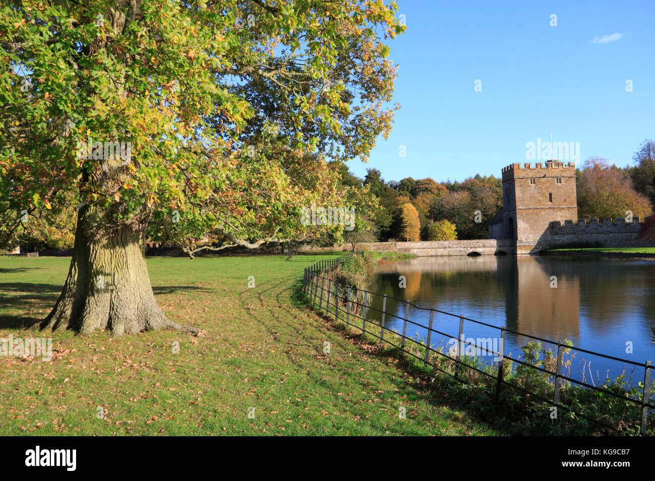 Bäume im Herbst auf dem Gelände des Broughton Castle in der Nähe von Banbury, Oxfordshire Stockfoto