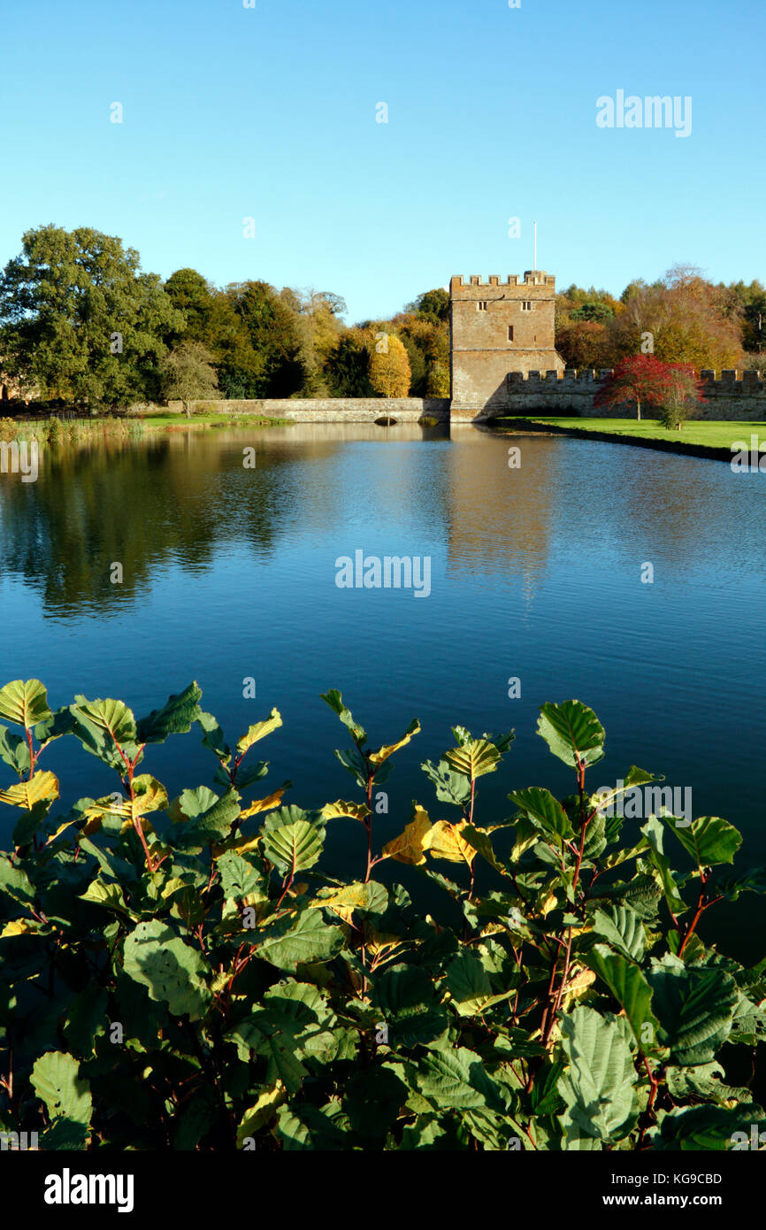 Bäume im Herbst in den Boden am Broughton Castle in der Nähe von Banbury, Oxfordshire Stockfoto