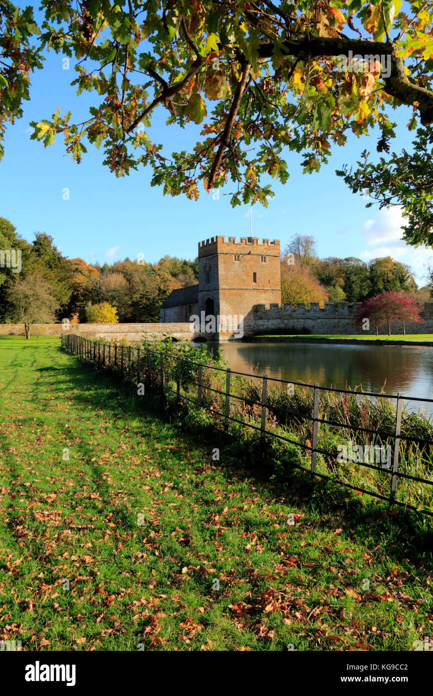 Bäume im Herbst in den Boden am Broughton Castle in der Nähe von Banbury, Oxfordshire Stockfoto