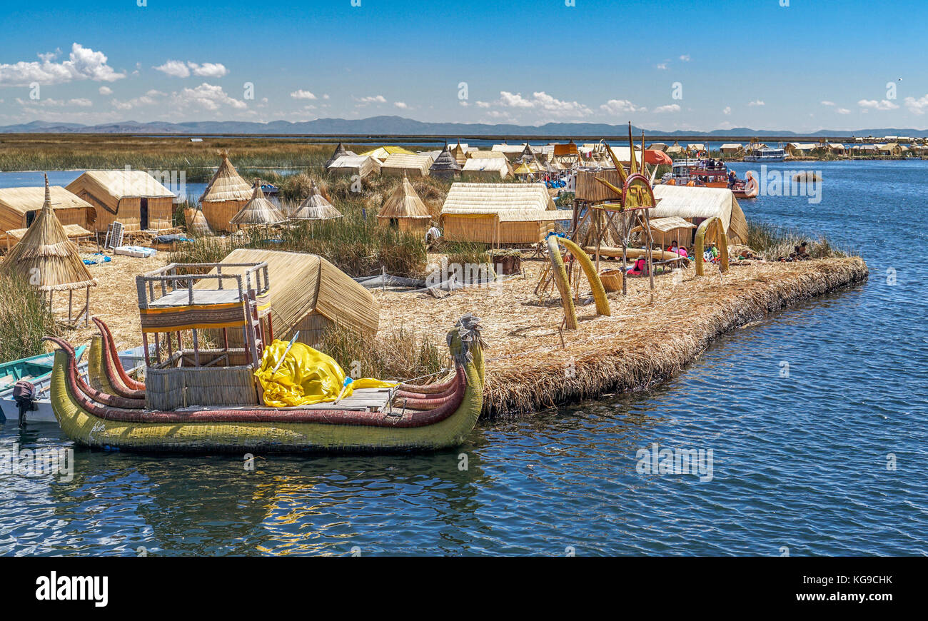 Eine der Uros Inseln in dem Titikakasee Stockfoto