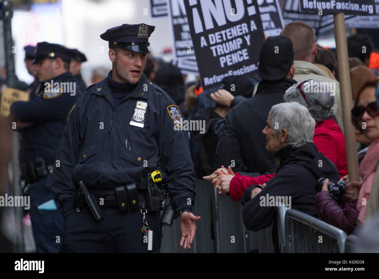 Eine nypd Officer spricht mit Demonstranten für eine verweigern Faschismus Rallye in Times Square, New York City, Samstag, November 4th, 2017. Verweigern fasci Stockfoto